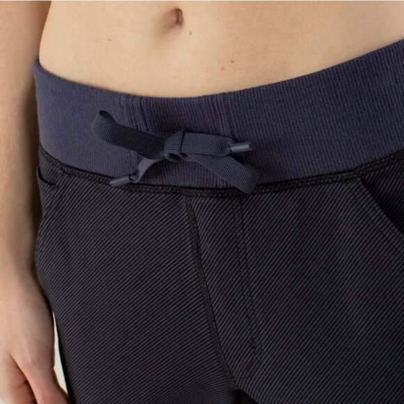 Lululemon Cropped Cargo Pants Purple 8 NWOT - Picture 4 of 15